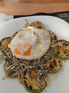 Una foto de Calabacín a la plancha con gulas y huevo