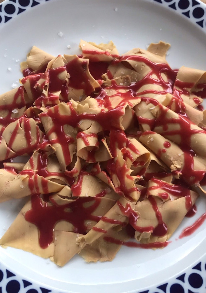 Una foto de Foie con aceite de fresas