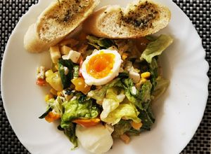 O poză a rețetei Salată cu pui, porumb și dressing de smântână 🥗.
