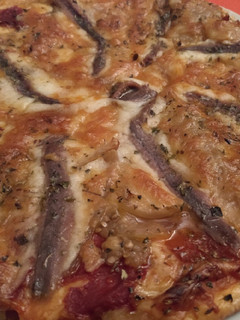 Una foto de Pizza de escalivada y anchoas