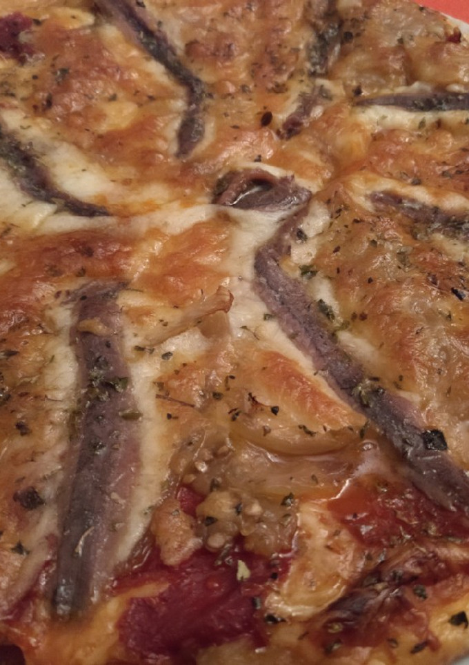 Una foto de Pizza de escalivada y anchoas