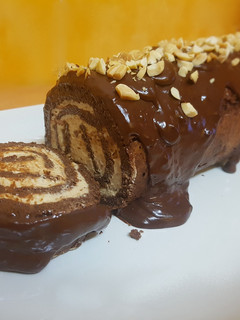 Una foto de Brazo gitano de chocolate y crema de cacahuete