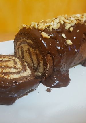 Una foto de Brazo gitano de chocolate y crema de cacahuete