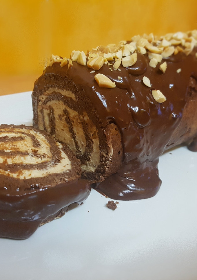 Una foto de Brazo gitano de chocolate y crema de cacahuete