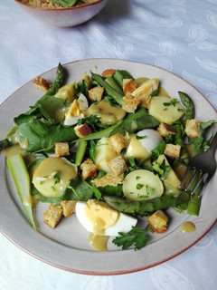 Una foto de Ensalada César de espárragos y patatas con mayonesa de anchoas
