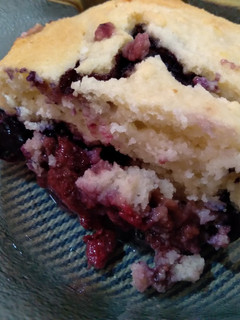 Una foto de Clafoutis de frutillas y arándanos con aromas a coco