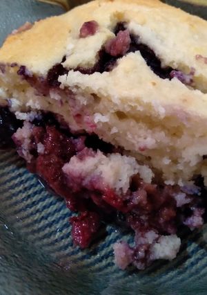 Una foto de Clafoutis de frutillas y arándanos con aromas a coco