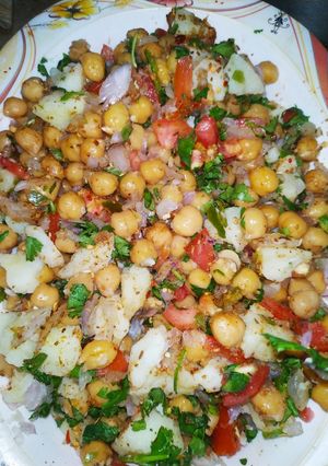 A picture of Aloo chana chat.