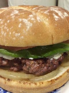 Una foto de Hamburguesa de buey con cebolla caramelizada, queso de cabra y hojas de espinaca🍔🍃🐐