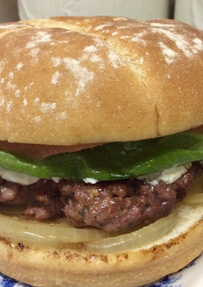 Una foto de Hamburguesa de buey con cebolla caramelizada, queso de cabra y hojas de espinaca🍔🍃🐐