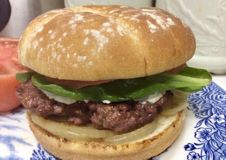 Hamburguesa de buey con cebolla caramelizada, queso de cabra y hojas de espinaca🍔🍃🐐