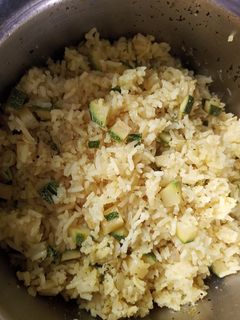 Una foto de Arroz con cúrcuma y albahaca 🍚