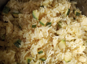 Una foto de Arroz con cúrcuma y albahaca 🍚