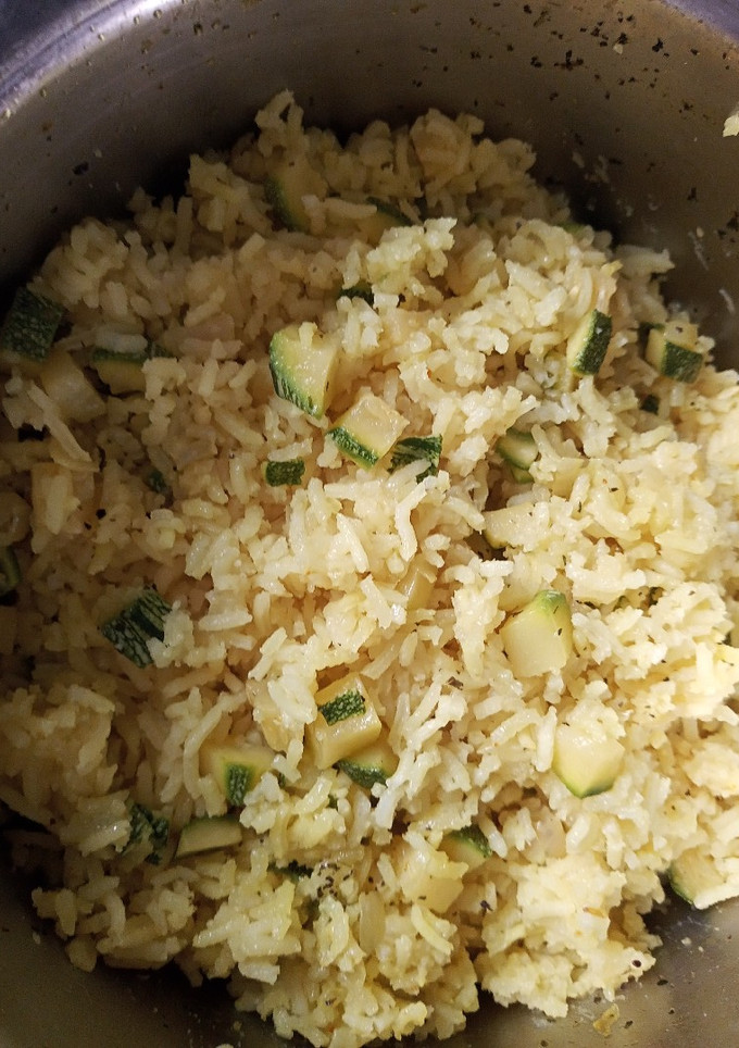 Una foto de Arroz con cúrcuma y albahaca 🍚