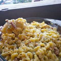 A picture of Mac & cheese simple.