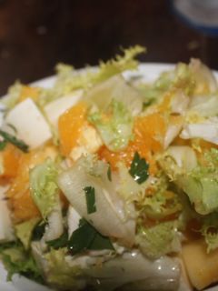 Una foto de Escarola con naranja, manzana y queso