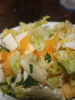 Una foto de Escarola con naranja, manzana y queso