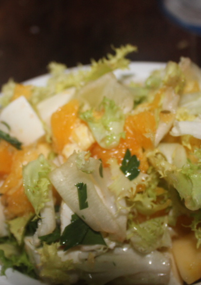 Una foto de Escarola con naranja, manzana y queso