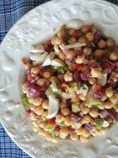 Una foto de Ensalada de garbanzos
