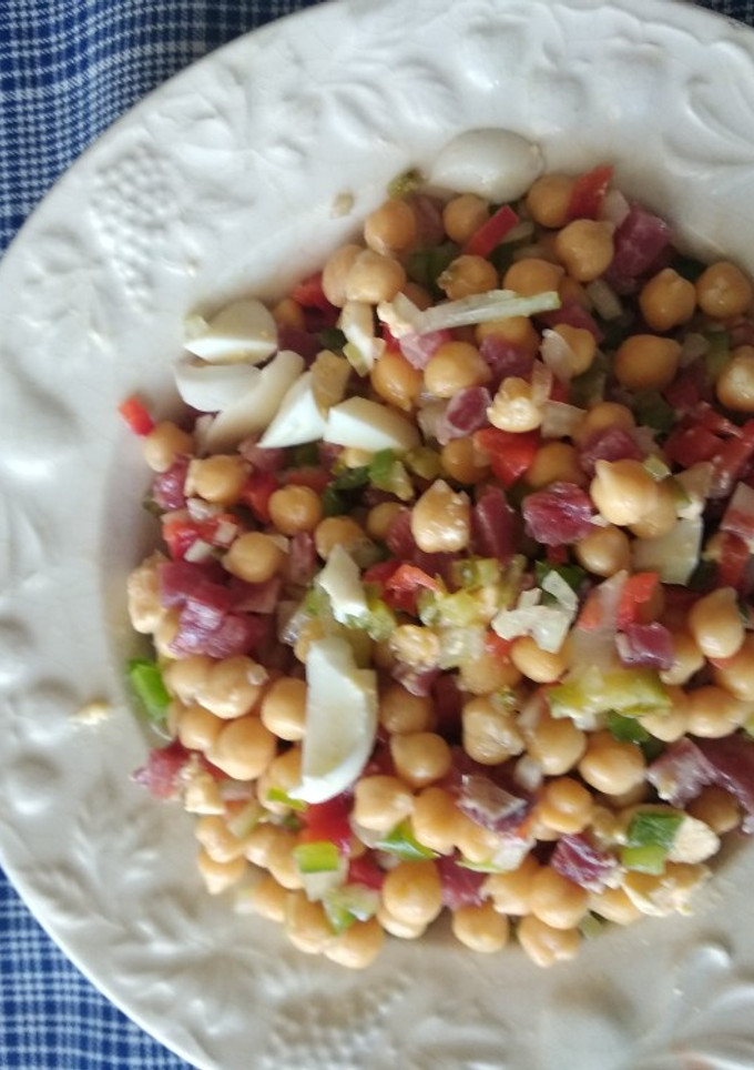 Una foto de Ensalada de garbanzos