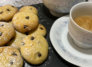 Foto di Biscotti di farina di Riso e gocce di cioccolato (tutto gluten free)