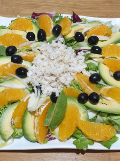 Una foto de Ensalada de lechugas variadas y bacalao