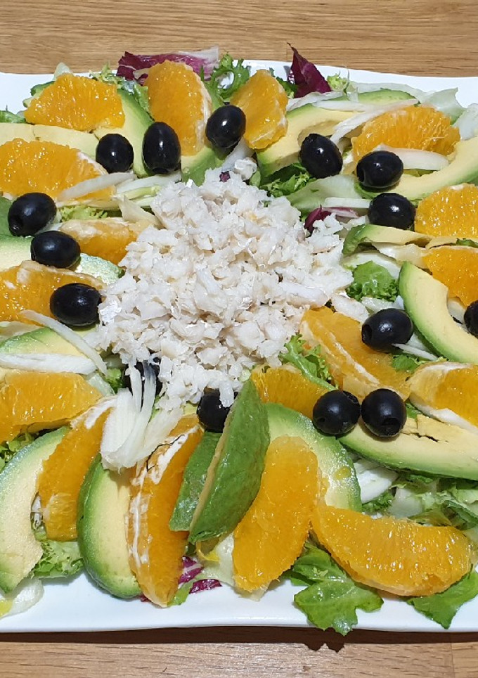 Una foto de Ensalada de lechugas variadas y bacalao