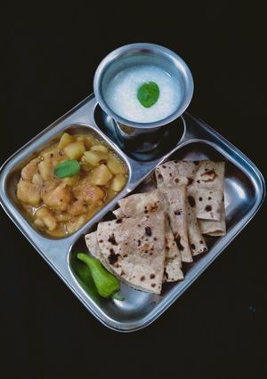 आलू की ग्रेवी वाली सब्जी (aloo ki gravy wali sabzi recipe in Hindi) रेसिपी मुख्य फोटो