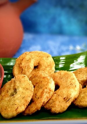 A picture of Medu Vada with Mango chutney.