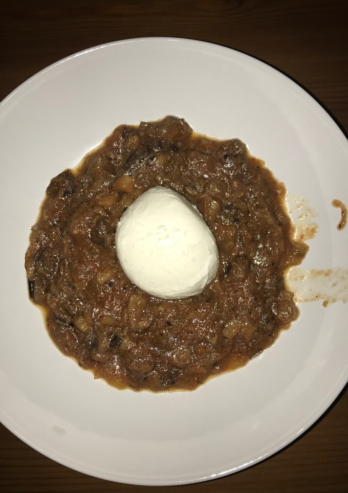 Una foto de Caponatta siciliana con mozzarella de Buffala