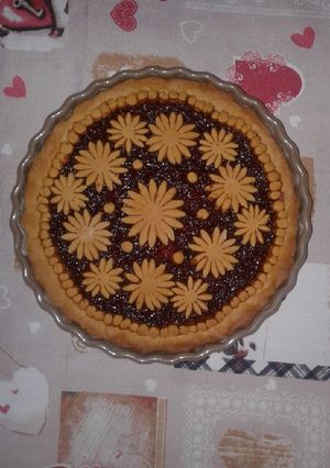 Foto di Crostata fiorita con la mia marmellata di ciliegie fatta in casa