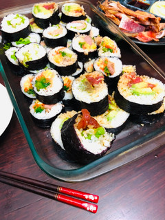 Una foto de Sushi nori-maki con Mayonesa de lata de atún y lechuga Japonés TSUNAMAYOMAKI🇺🇾🇯🇵ツナマヨ巻きDía del Sushi