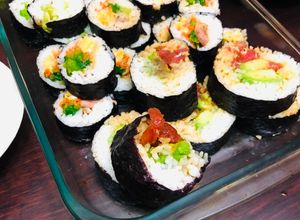 Una foto de Sushi nori-maki con Mayonesa de lata de atún y lechuga Japonés TSUNAMAYOMAKI🇺🇾🇯🇵ツナマヨ巻きDía del Sushi