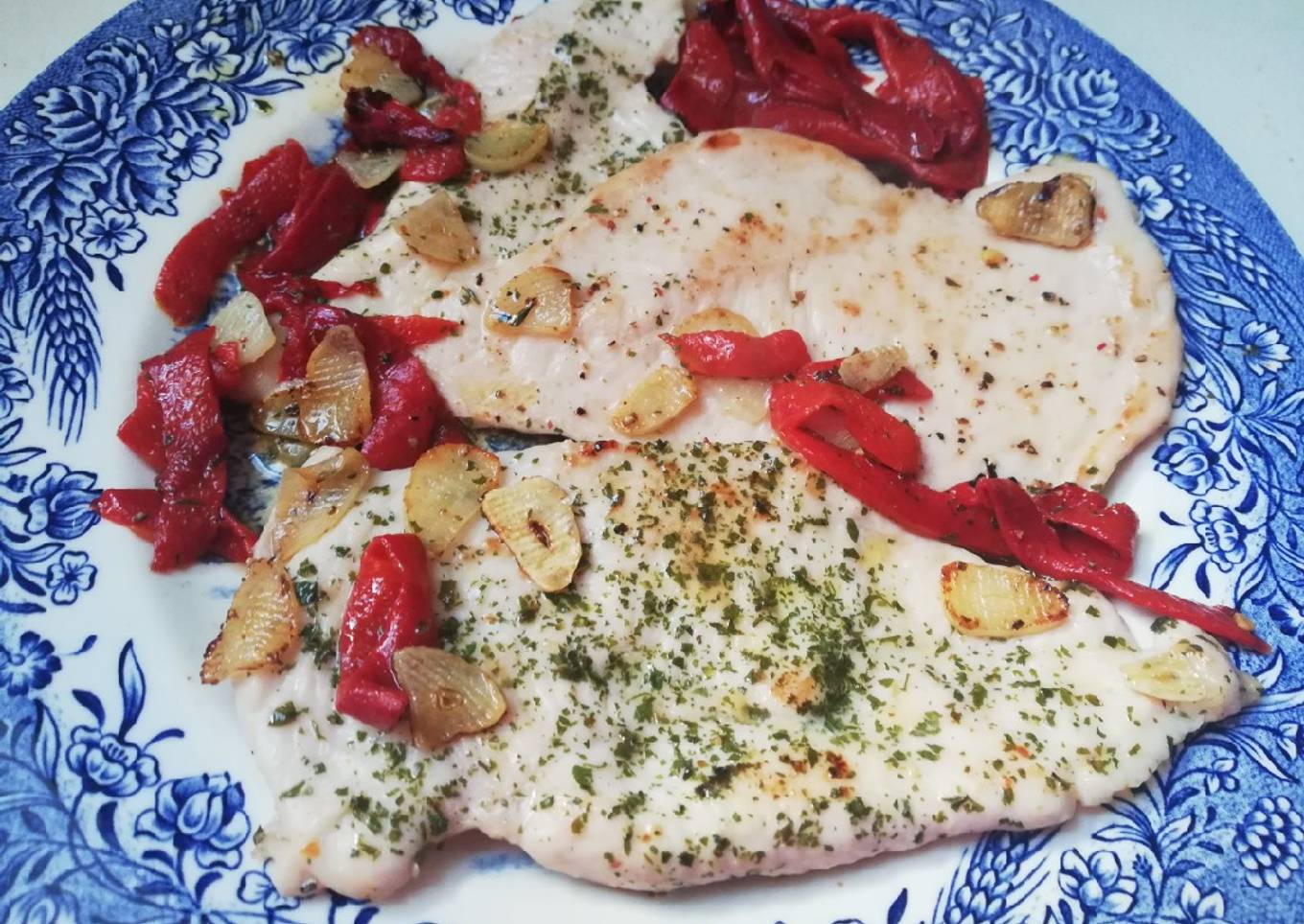 Filetes de pechuga de pollo al ajillo con pimientos del piquillo
