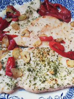Una foto de Filetes de pechuga de pollo al ajillo con pimientos del piquillo