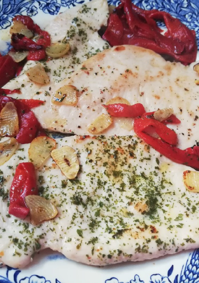 Una foto de Filetes de pechuga de pollo al ajillo con pimientos del piquillo