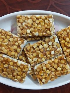 દાળિયા ની ચીકી (Daliya Chiki Recipe In Gujarati) રેસીપી મુખ્ય ફોટો