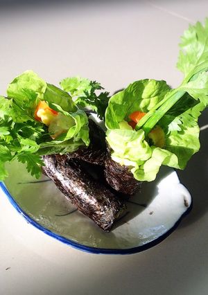 Hình của món Gỏi cuốn rong biển.