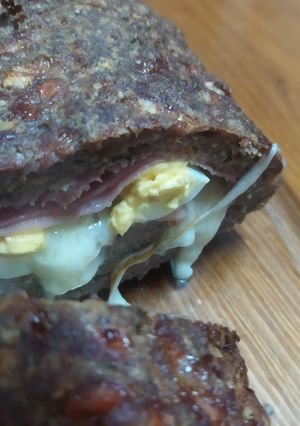Una foto de Albondingón relleno de jamón, muzzarela y huevo