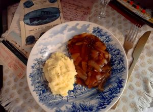Foto principal de Receta Histórica - RMS Titanic: Sautéed Chicken Lyonnaise (1912) // Pechuga de pollo en salsa marrón