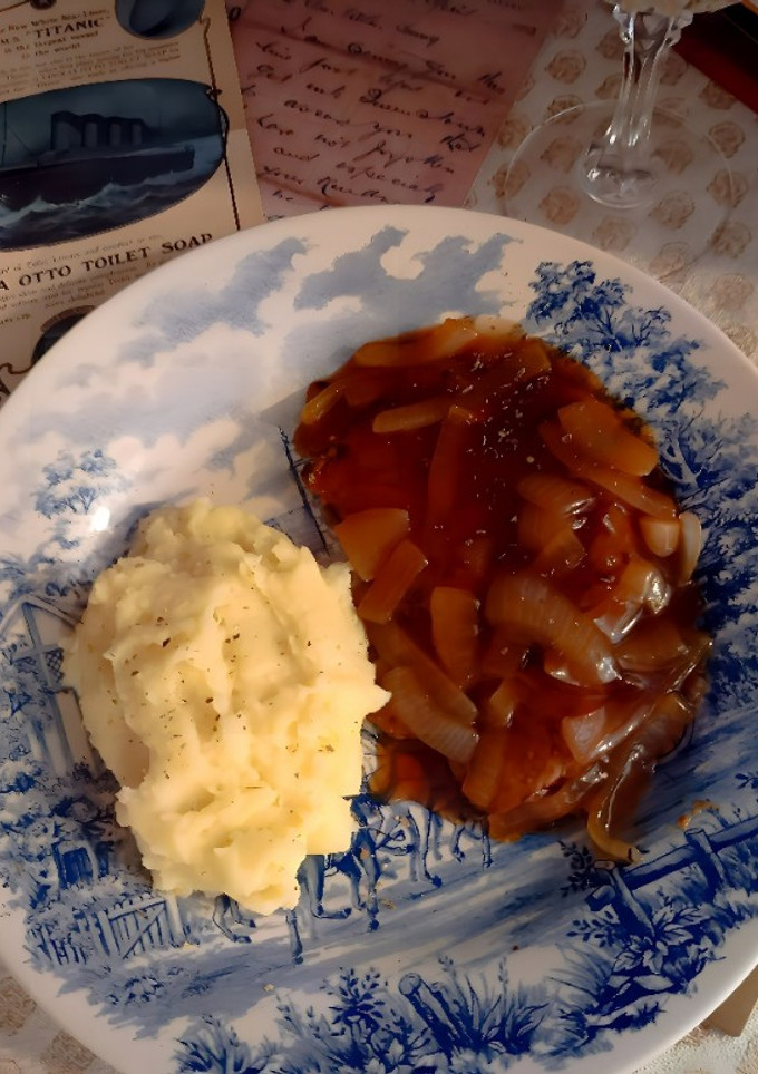 Una foto de Receta Histórica - RMS Titanic: Sautéed Chicken Lyonnaise (1912) // Pechuga de pollo en salsa marrón