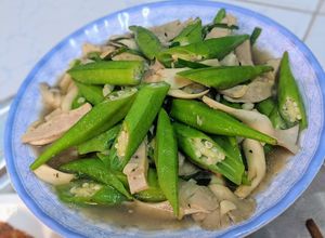 Hình của món Đâu bắp xào nấm chả lụa.