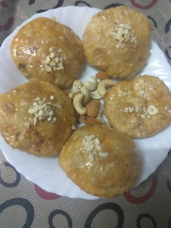 मावा कचौड़ी (mawa kachori recipe in Hindi) रेसिपी मुख्य फोटो