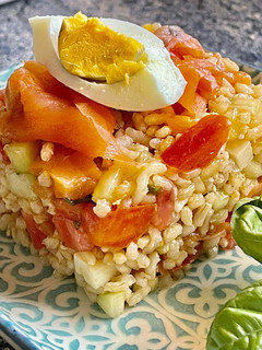 Una foto de Ensalada de arroz y albahaca