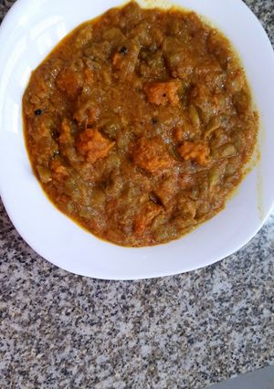 A picture of Tori with moong dal badi.