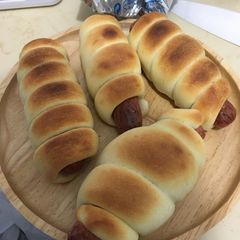 A picture of Hong Kong Style Sausage Bun ;P 腸仔包.