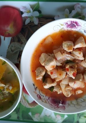 Hình của món Canh bí đỏ nấu tôm khô + Ức gà sốt chua ngọt.