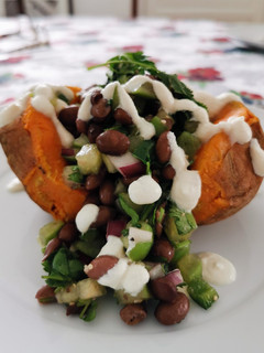 Una foto de Camotes rellenos de frijol negro y tomatillo