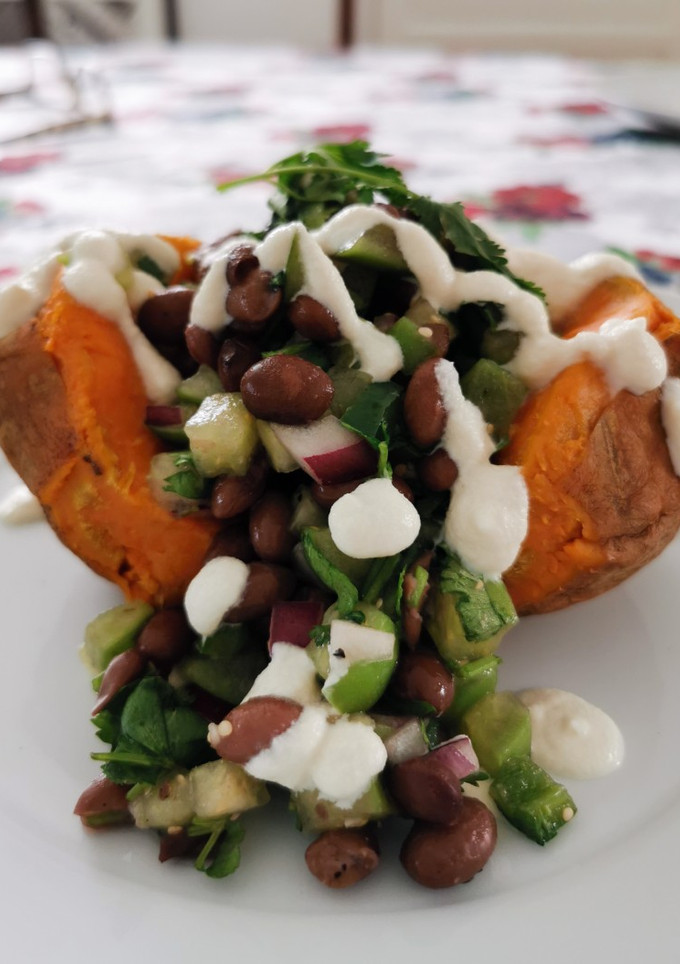 Una foto de Camotes rellenos de frijol negro y tomatillo