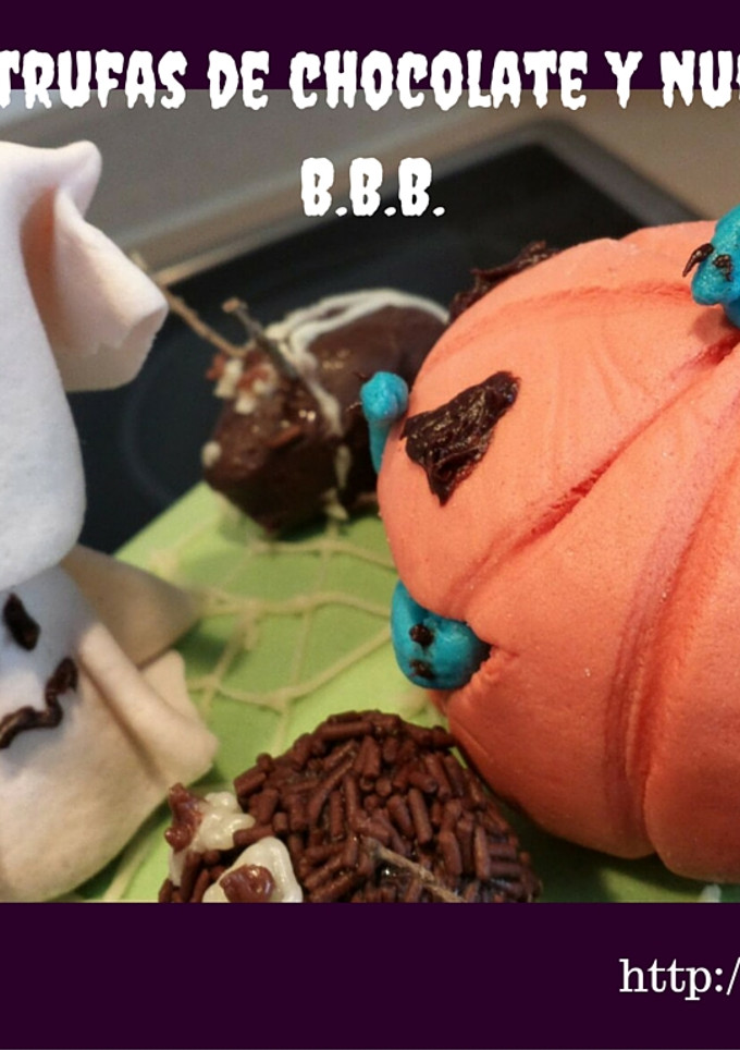 Una foto de Halloween trufas de chocolate y nubes